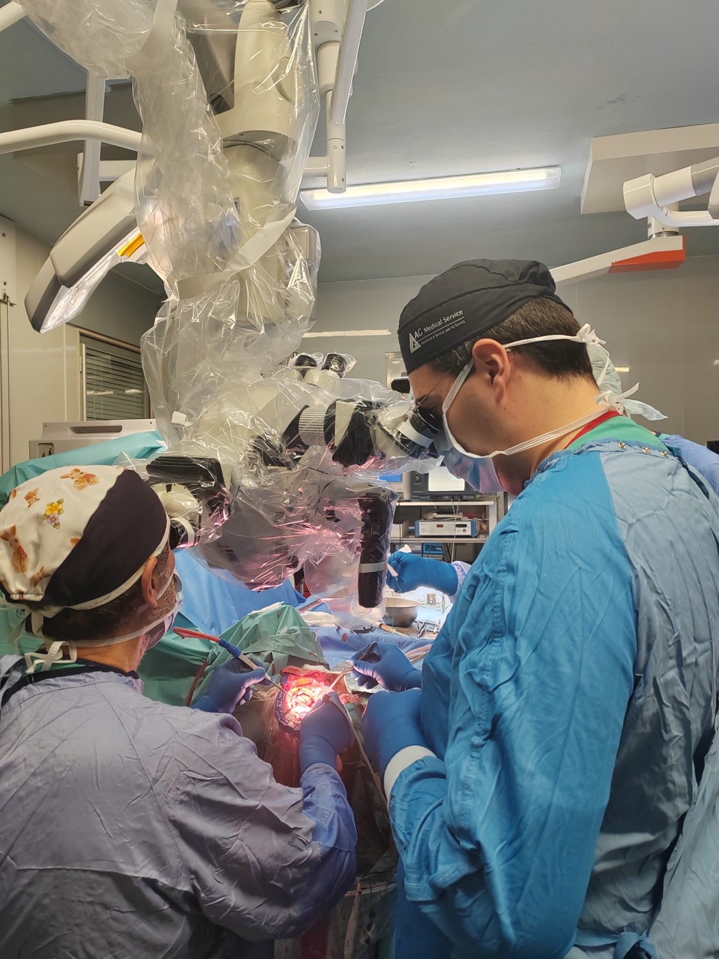 Intervento al microscopio operatorio